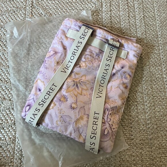 Victoria's Secrets Beach Towel - Picture 2 of 4